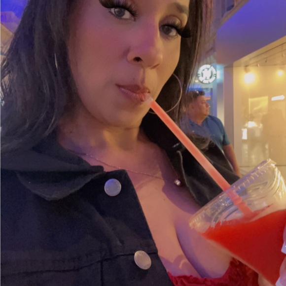 Sandra L !!POSH AMBASSADOR!! - Picture 4 of 10